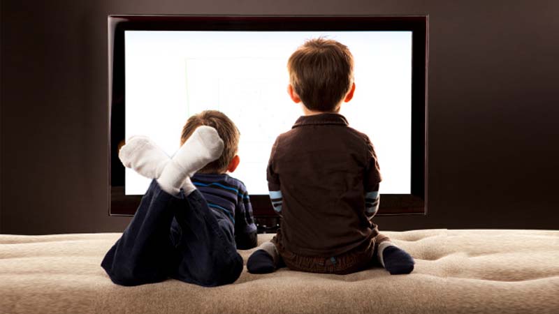 تماشای ساعت های طولانی فیلم برای کودکان نوپا مانع رشد کلامی می شود